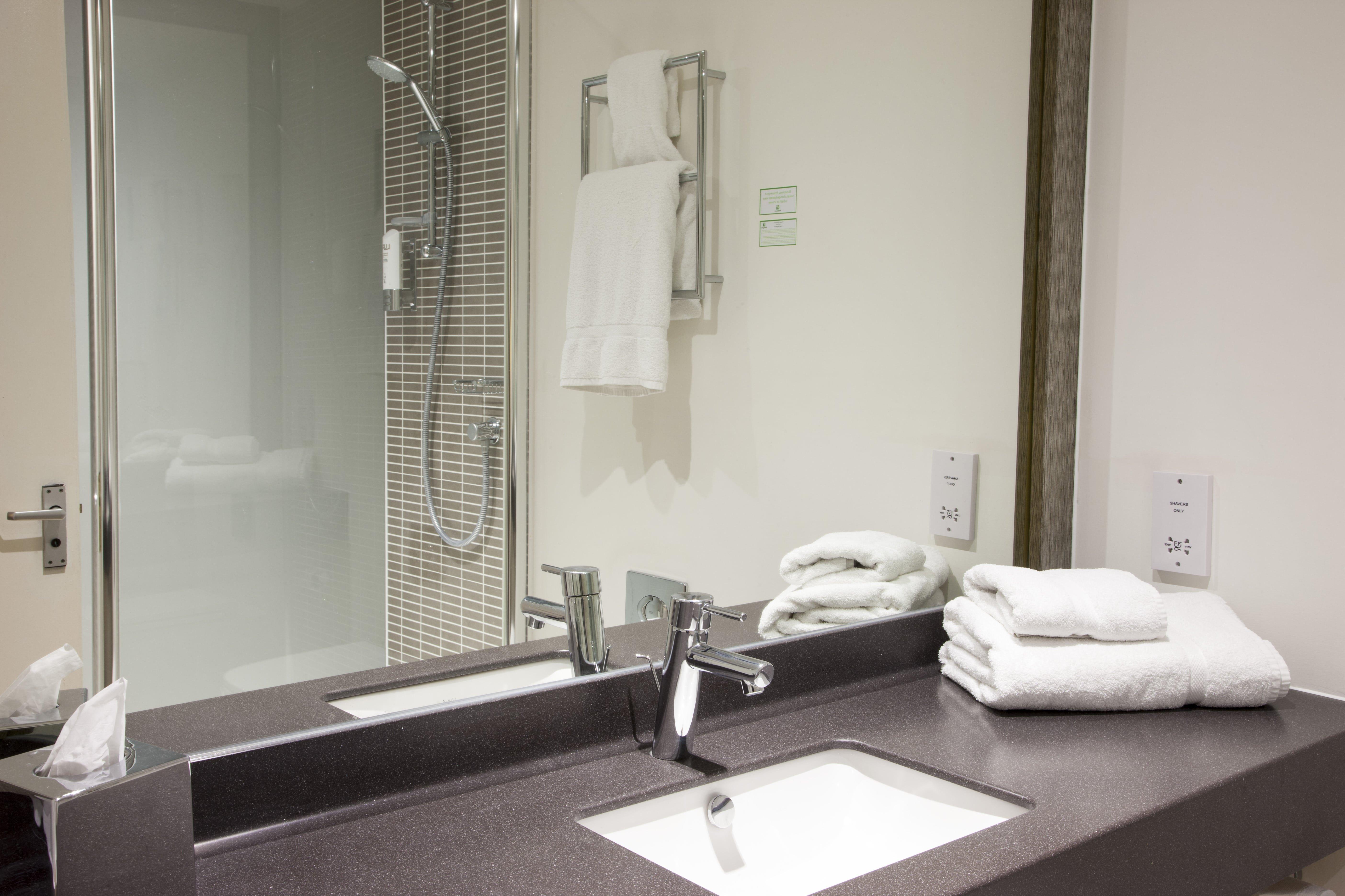 Holiday Inn Colchester By Ihg Экстерьер фото